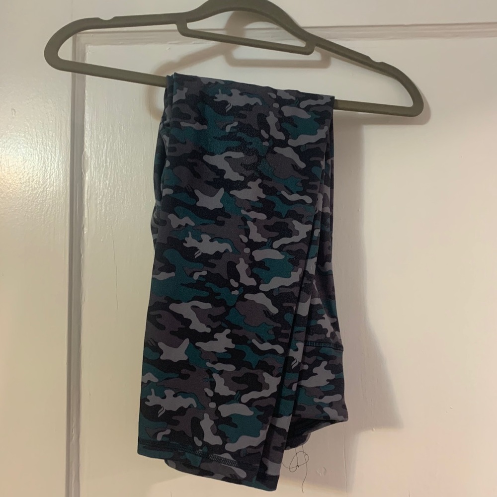 Fabletics camo crop leggings